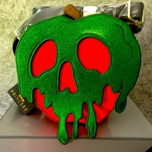 NWT poison apple 🍎 crossbody handbag. Disney Loungefly perfect for Halloween!